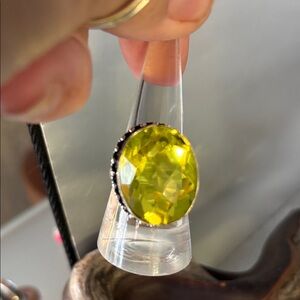 Size 8 smashing Peridot antique silver ring definitely sparkly